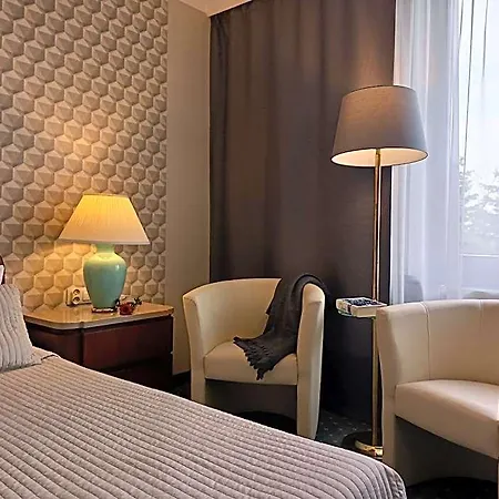 Hotel & 5*