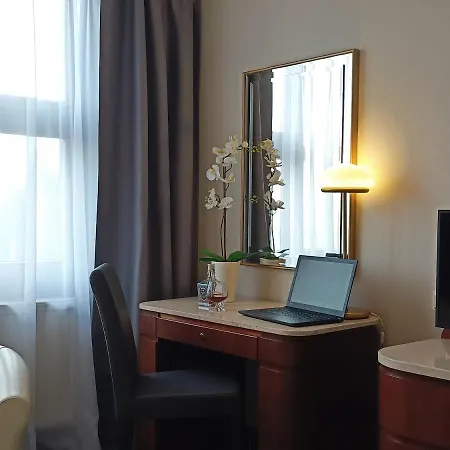 Hotel & 5*